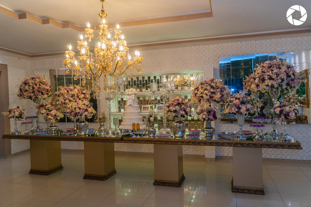 Casamento_Fotografo de Casamento_Cinegrafista de Casamento_ Espaço_Recanto Miami_Local Lindo_Cerimonia de Casamento_Guarulhos_Lagoa Azul_Decoração_Fotos Jornalisticas_Lustres_casal_Foto_mesa do bolo