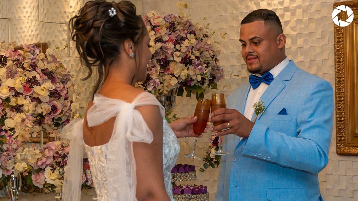 Casamento_Fotografo de Casamento_Cinegrafista de Casamento_ Espaço_Recanto Miami_Local Lindo_Cerimonia de Casamento_Guarulhos_Lagoa Azul_Decoração_Fotos Jornalisticas_Lustres_casal_Foto_mesa do bolo_brinde