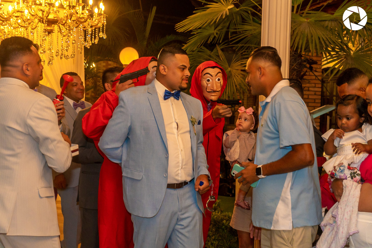 Casamento_Fotografo de Casamento_Cinegrafista de Casamento_ Espaço_Recanto Miami_Local Lindo_Cerimonia de Casamento_Guarulhos_Lagoa Azul_Decoração_Fotos Jornalisticas_Lustres_casal_Foto_gravata_gravatinha