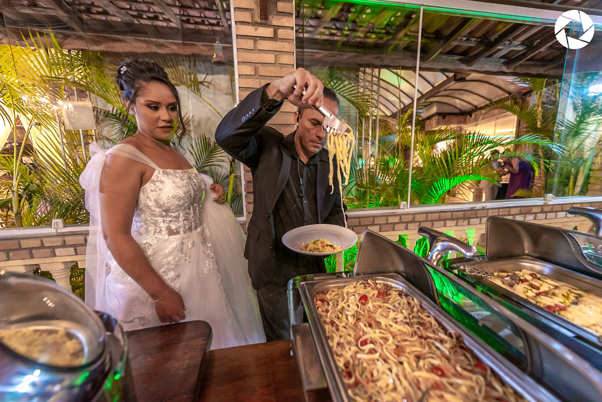 Casamento_Fotografo de Casamento_Cinegrafista de Casamento_ Espaço_Recanto Miami_Local Lindo_Cerimonia de Casamento_Guarulhos_Lagoa Azul_Decoração_Fotos Jornalisticas_Lustres_casal_Buffet_pratos_saladas_chefe_ filmagem de casamento_drone_barato_em conta