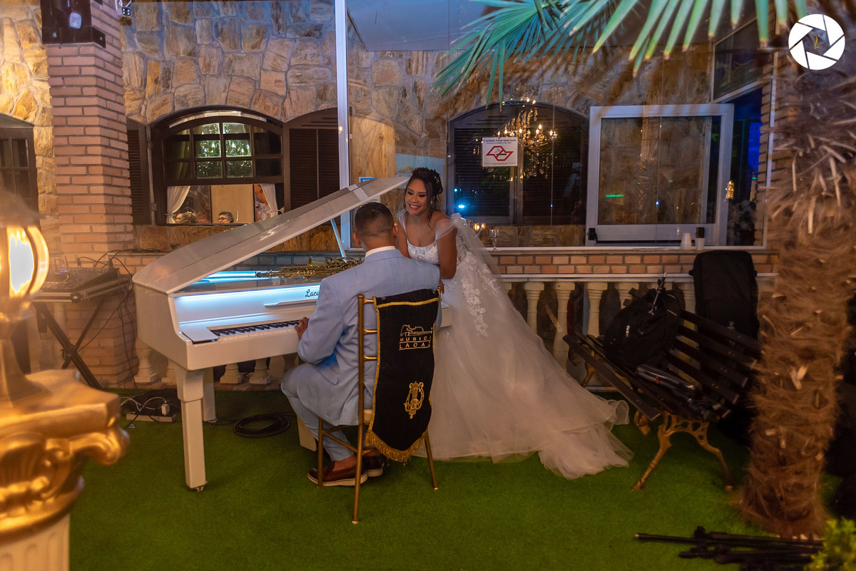 Casamento_Fotografo de Casamento_Cinegrafista de Casamento_ Espaço_Recanto Miami_Local Lindo_Cerimonia de Casamento_Guarulhos_Lagoa Azul_Decoração_Fotos Jornalisticas_Lustres_casal_piano_romantismo
