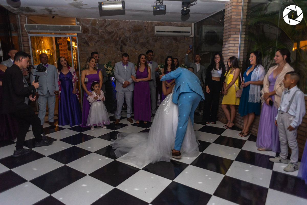 Casamento_Fotografo de Casamento_Cinegrafista de Casamento_ Espaço_Recanto Miami_Local Lindo_Cerimonia de Casamento_Guarulhos_Lagoa Azul_Decoração_Fotos Jornalisticas_Lustres_casal_balada_dança_noivinha