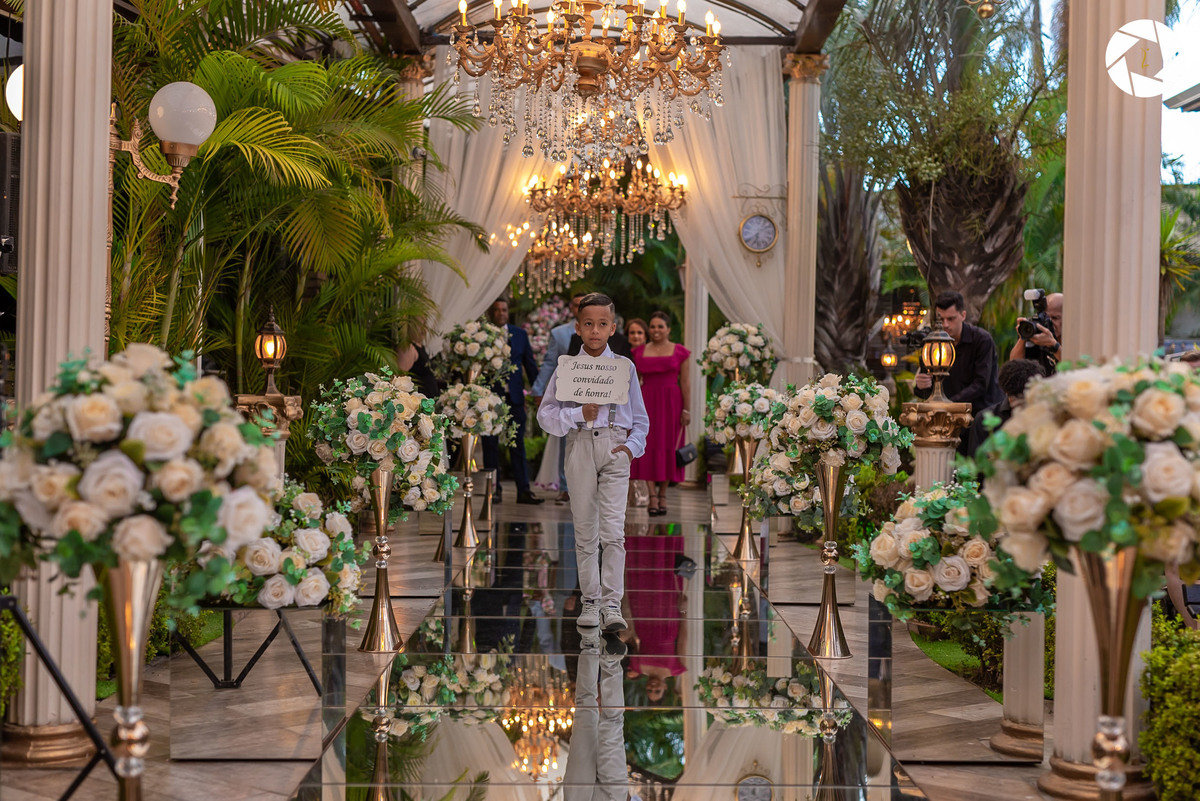 Casamento_Fotografo de Casamento_Cinegrafista de Cine_Drone_Fotografia e filmagem _Casamento_ Espaço_Recanto Miami_Local Lindo_Cerimonia de Casamento_Guarulhos_Lagoa Azul_Decoração_Fotos Jornalisticas_Lustres_casal_balada_dança_noivinha_Foto_entradas