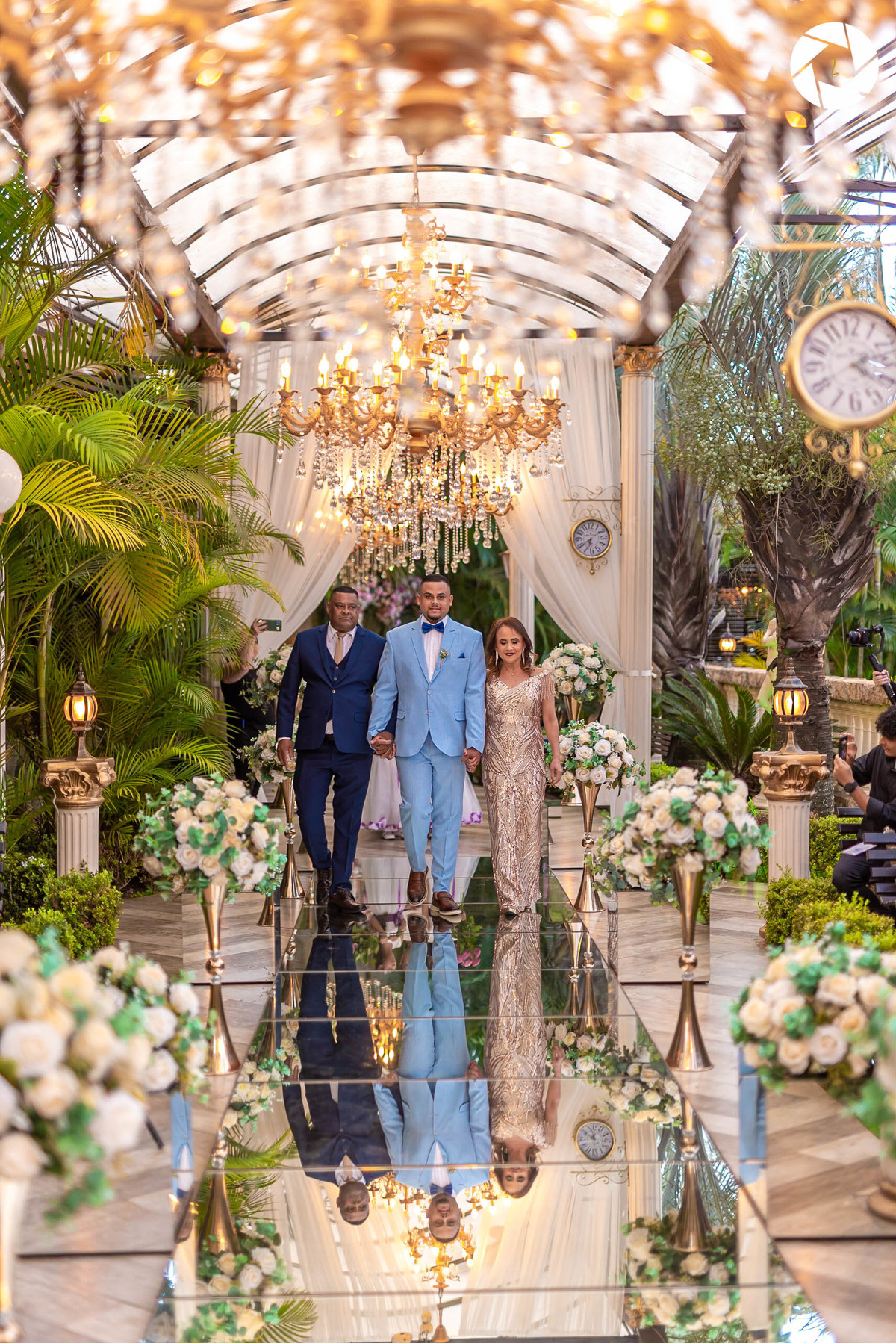 Casamento_Fotografo de Casamento_Cinegrafista de Casamento_ Espaço_Recanto Miami_Local Lindo_Cerimonia de Casamento_Guarulhos_Lagoa Azul_Decoração_Fotos Jornalisticas_Lustres_casal_balada_dança_noivinha_Foto_entrada do noivoCine_Drone_Fotografia e filmage