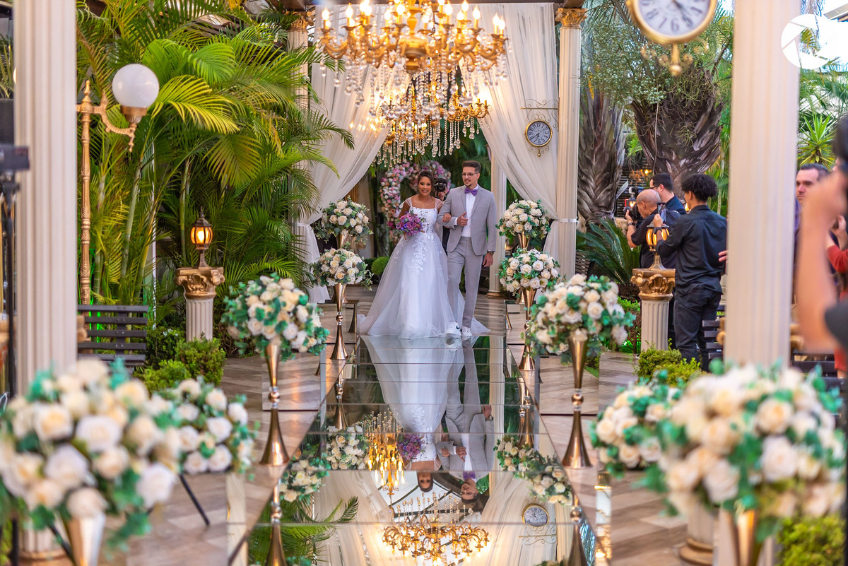 Casamento_Fotografo de Casamento_Cinegrafista de Casamento_ Espaço_Recanto Miami_Local Lindo_Cerimonia de Casamento_Guarulhos_Lagoa Azul_Decoração_Fotos Jornalisticas_Lustres_casal_Foto_violino_musicas_entrada da noiva_ filmagem de casamento_drone_cine