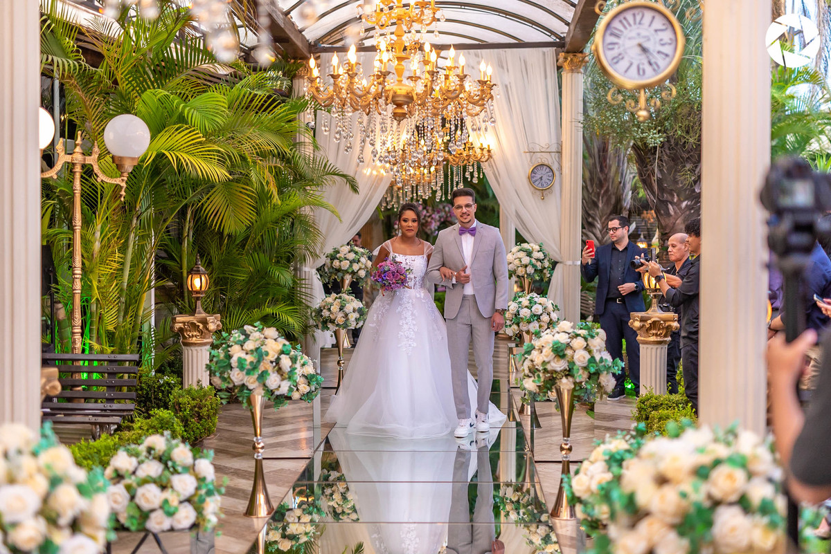 Casamento_Fotografo de Casamento_Cinegrafista de Casamento_ Espaço_Recanto Miami_Local Lindo_Cerimonia de Casamento_Guarulhos_Lagoa Azul_Decoração_Fotos Jornalisticas_Lustres_casal_Foto_violino_musicas_entrada da noiva_ filmagem de casamento_drone_cine
