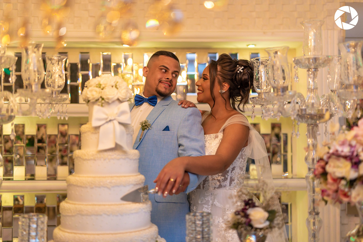 Casamento_Fotografo de Casamento_Cinegrafista de Casamento_ Espaço_Recanto Miami_Local Lindo_Cerimonia de Casamento_Guarulhos_Lagoa Azul_Decoração_Fotos Jornalisticas_Lustres_casal_Foto_pousada_bolo