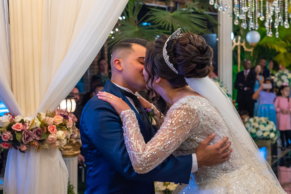 fotografo de casamento_beijo apaixonado_fotografia de casamento_foto e video_noivado_recanto miami_espaço para casamento_vestido de noiva_foto linda_pos casamento_buque_pose de casal_fotos de drone_casar no campo_beijo dos noivos