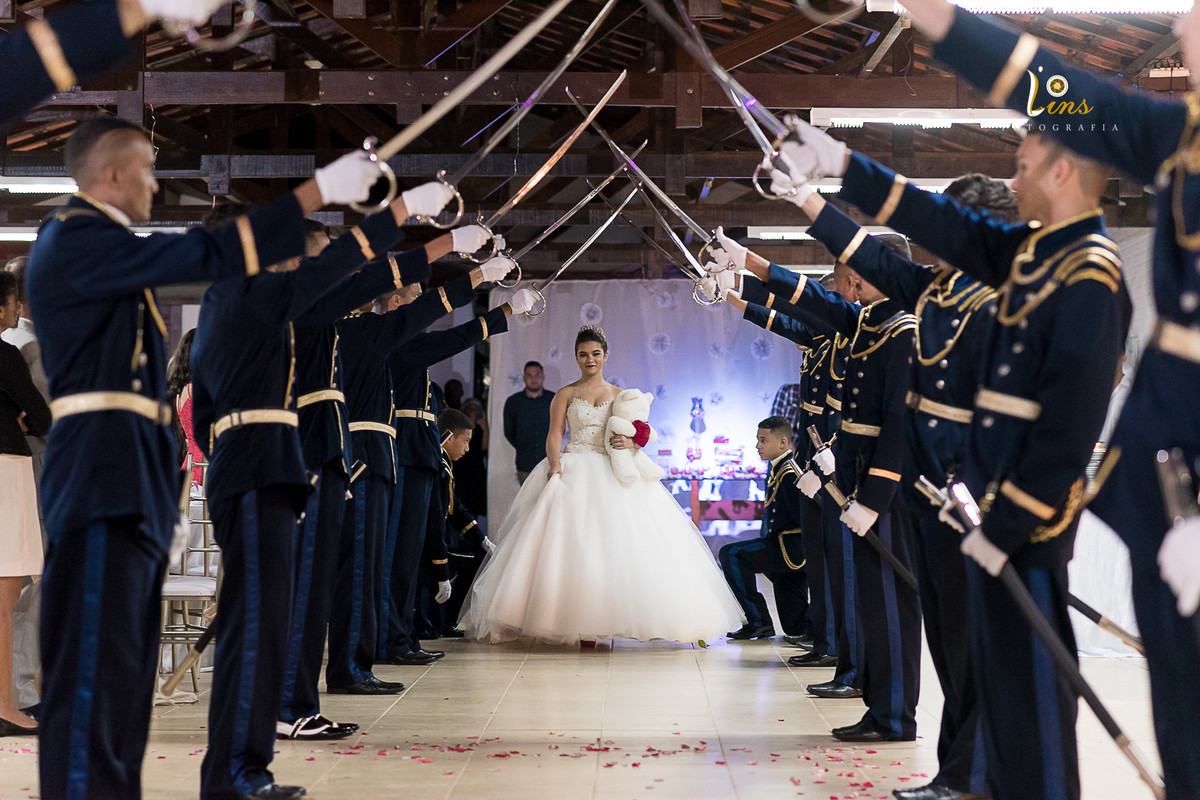 debutante com vestido lindo entrada com os cadetes sítio Azalei Arujá