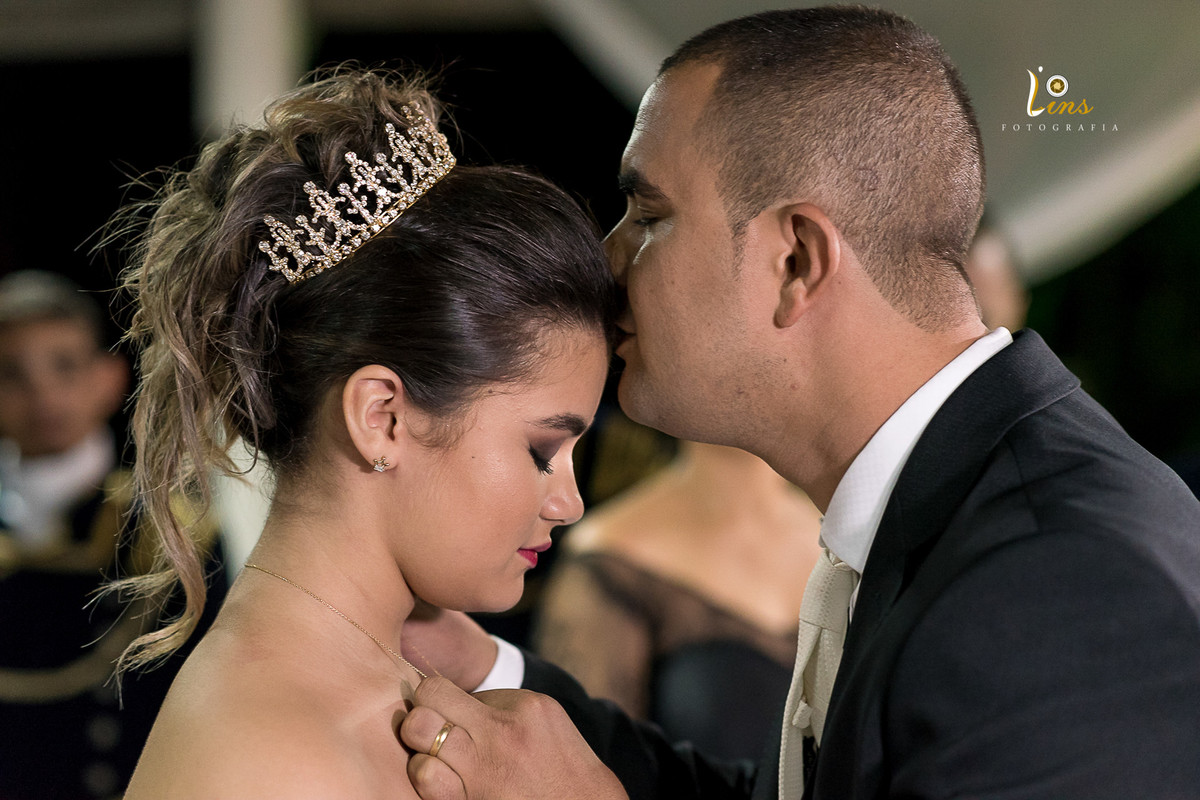 pai beijando filha e dando colar sítio Azalei Arujá