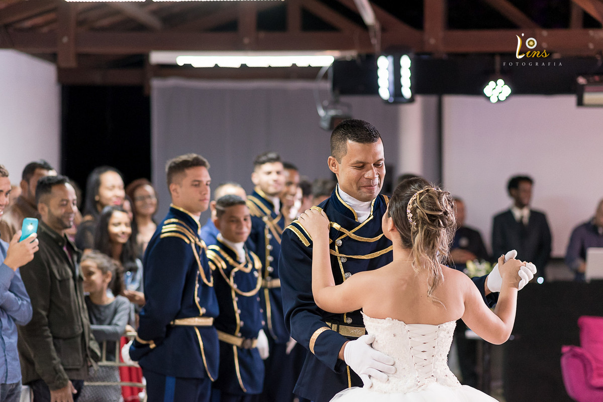 tia dançando e sorrindo com debutante