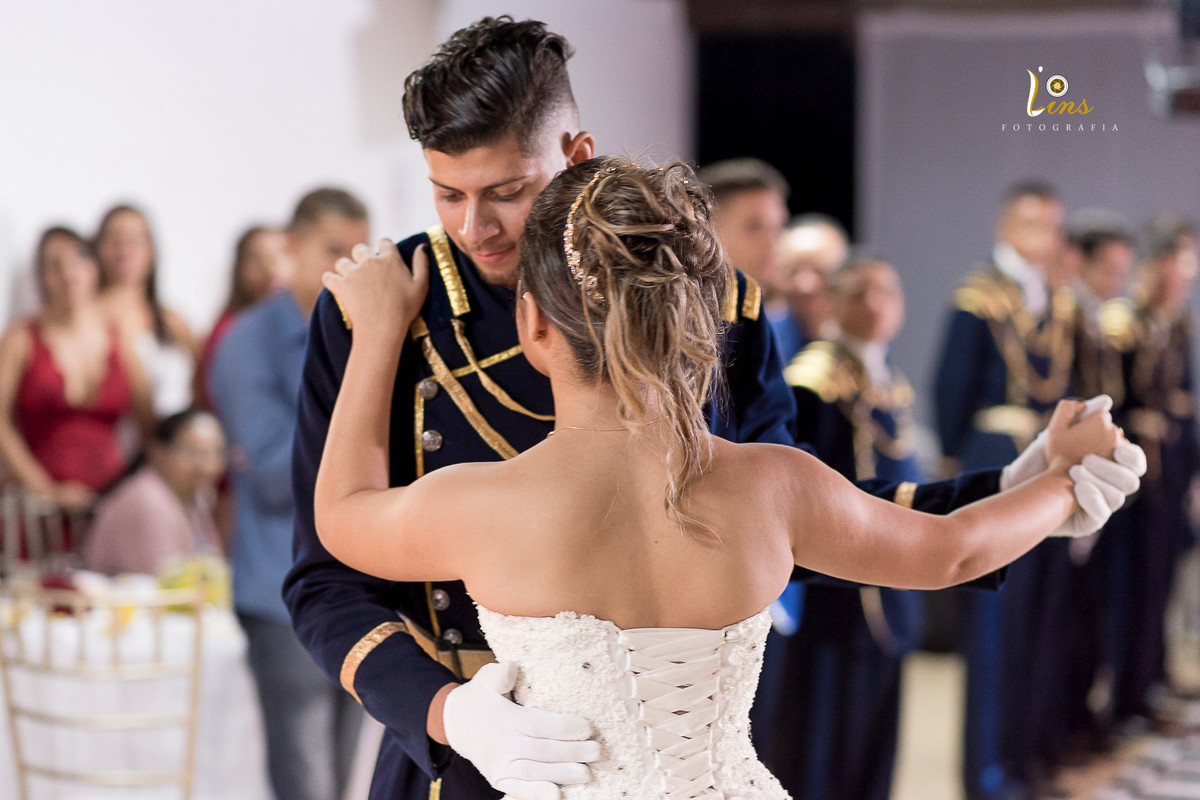 primo dançando em valsa de 15 anos