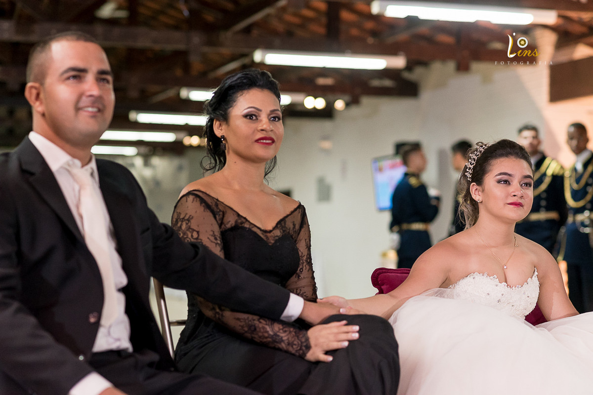 familia unida assistindo retrospectiva, festa de 15 anos Guarulhos
