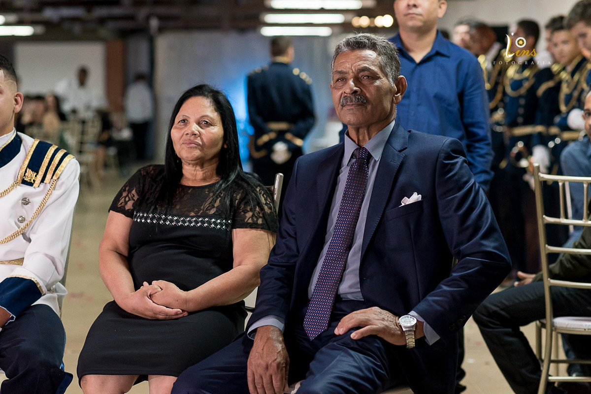 avós assistindo retrospectiva