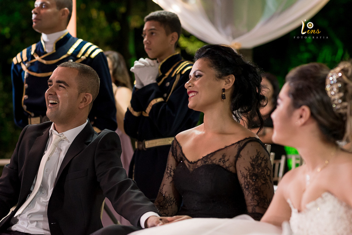 mãe sorrindo com sua familia