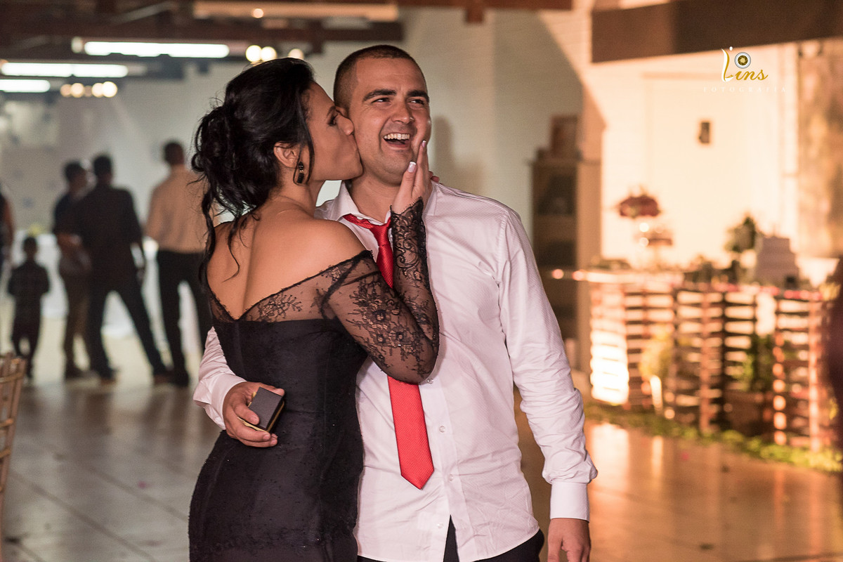 Mãe beija marido ao ver same day edit, festa de 15 anos Guarulhos