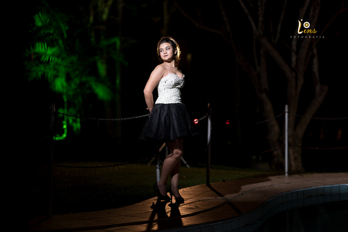 Debutante posando em frente a piscina no sítio Azaleia Arujá