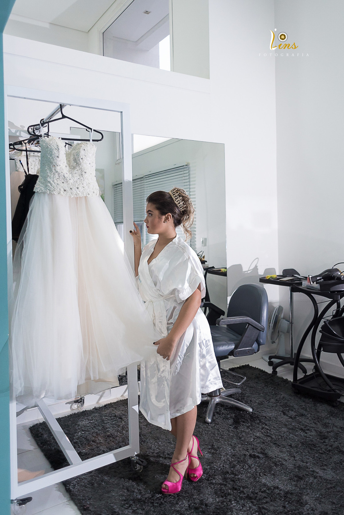debutante abraçando seu vestido no making of