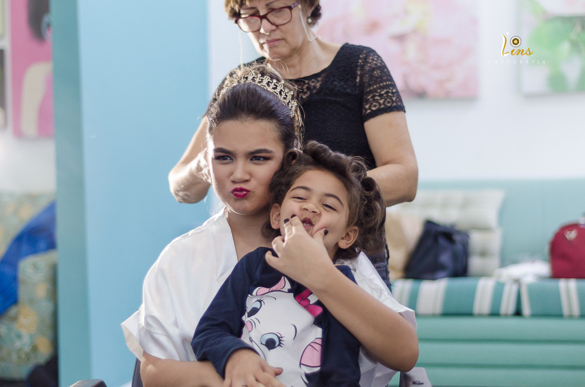 irmãs sorrindo e brincando na frente do espelho, festa de 15 anos Guarulhos