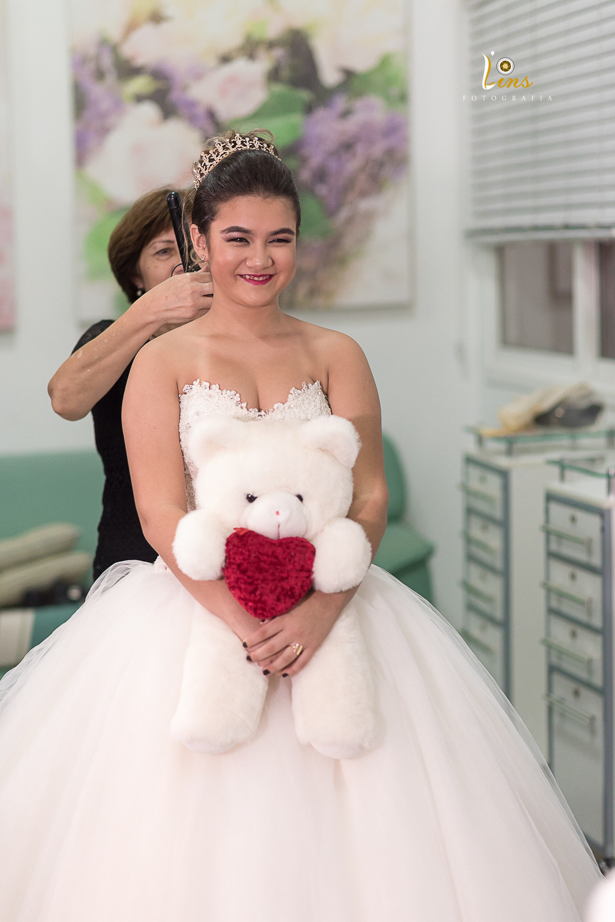 making of de 15 anos debutante sorrindo e segurando seu urso, festa de 15 anos Guarulhos