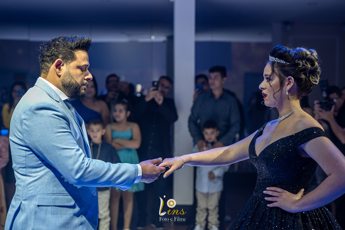 f_fotografo de eventos_foto 15 anos_festa 15 anos_espaço fernandes_vestido 15 anos_maquiagem 15 anos_salão de festa_valsa 15 anos_salão com pista de dança_vestido preto_terno 15 anos_a
