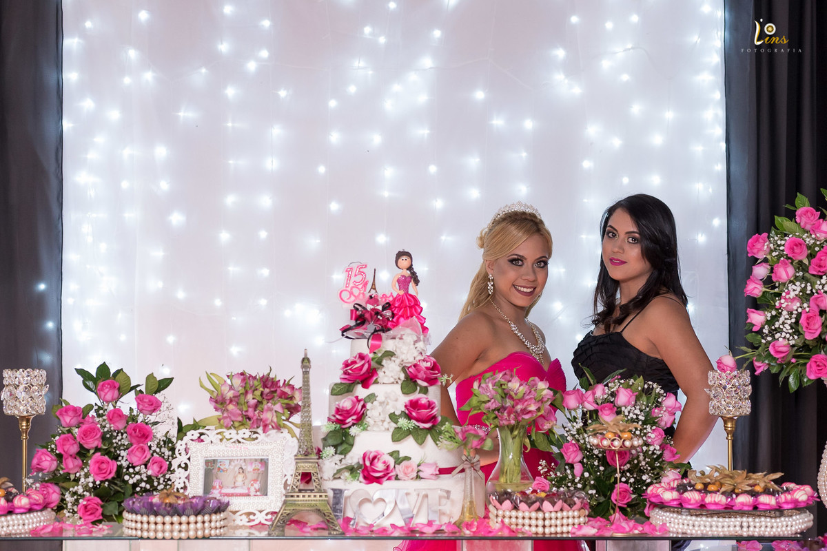 foto na mesa do bolo com a irmã debutante