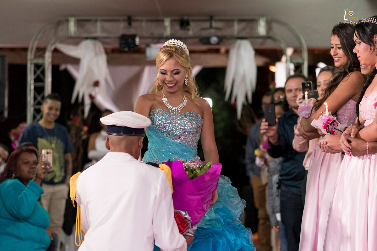 noivo recepciona com um bouquet de flores