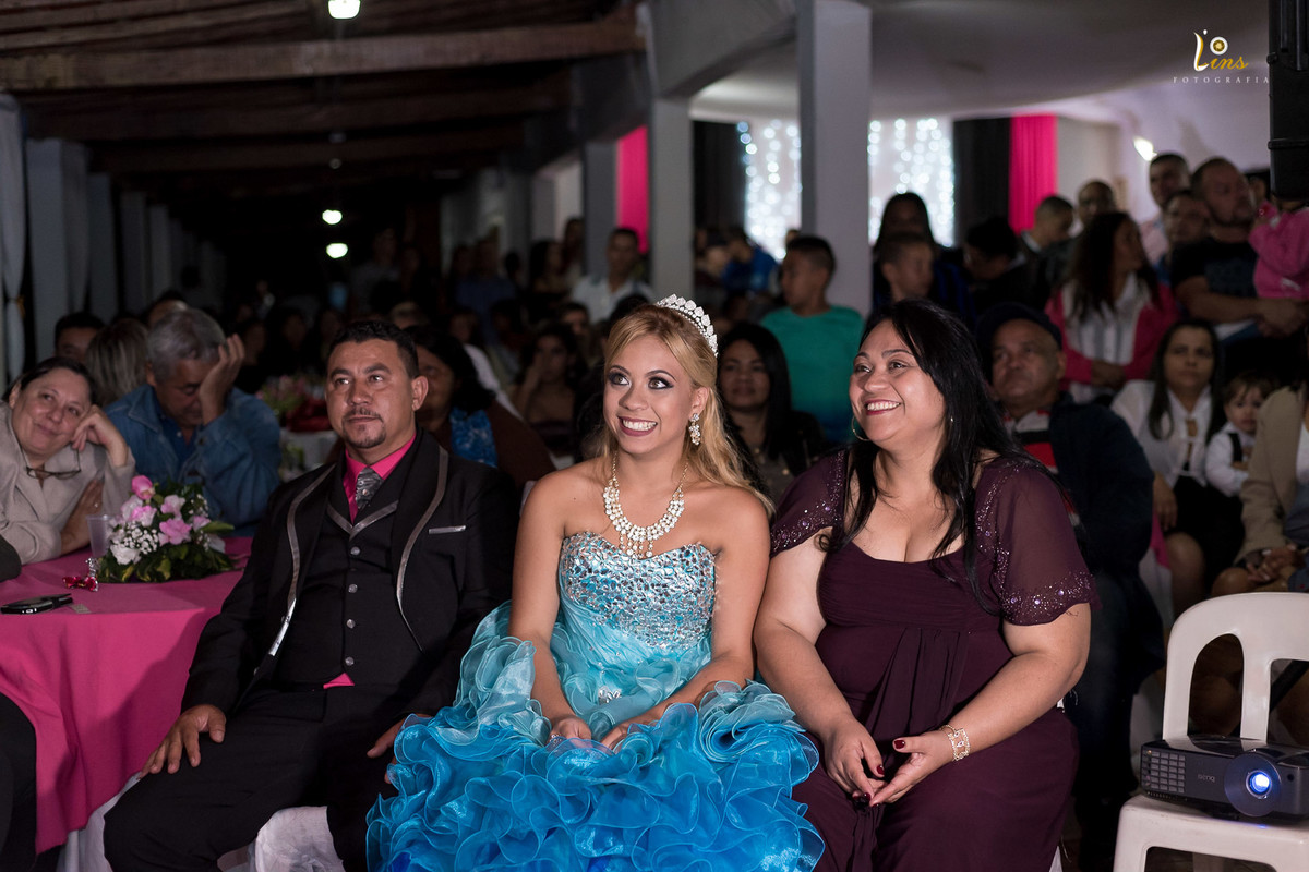 familia sorrindo com retrospectiva