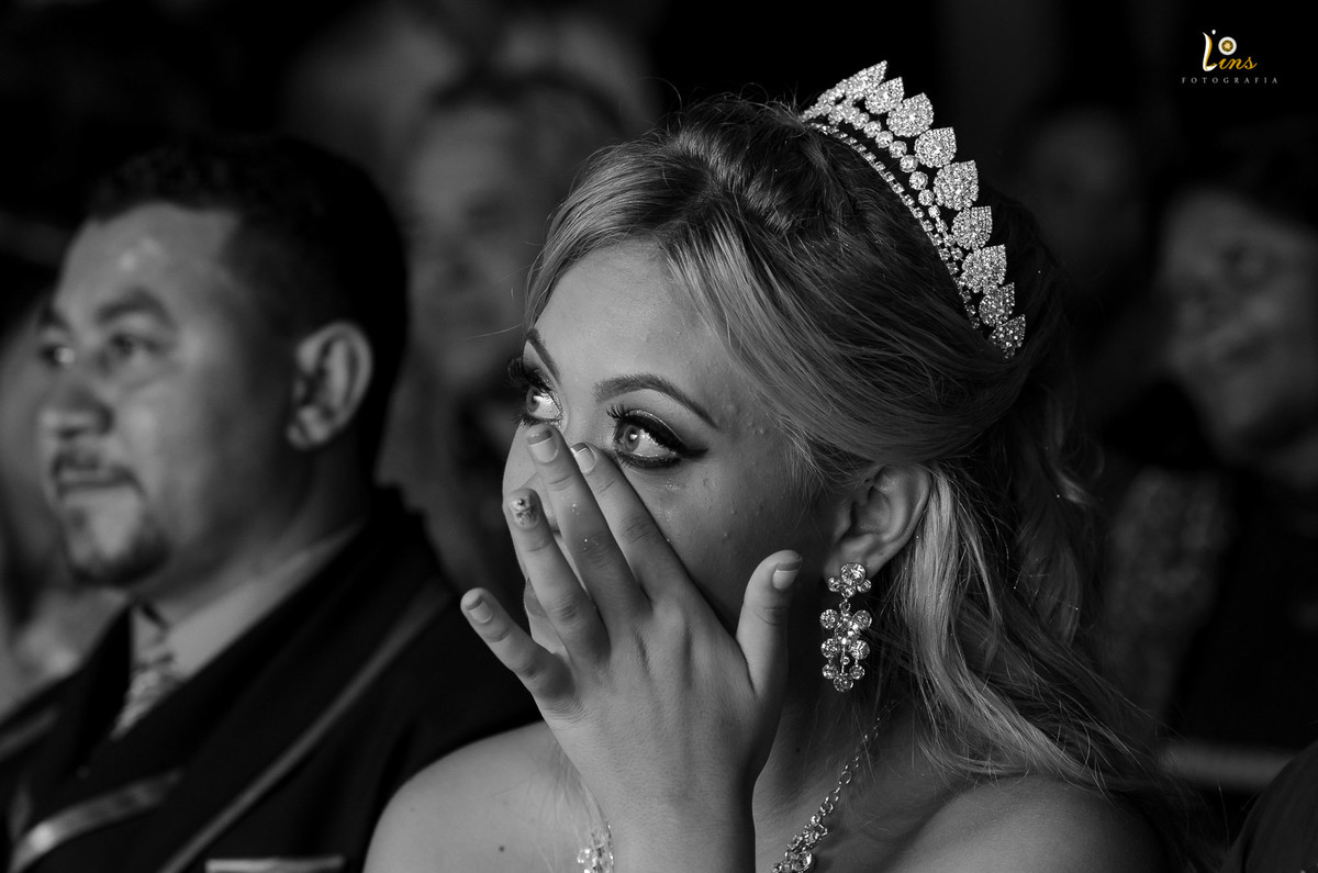 debutante emocionada ao ver retrospectiva animada