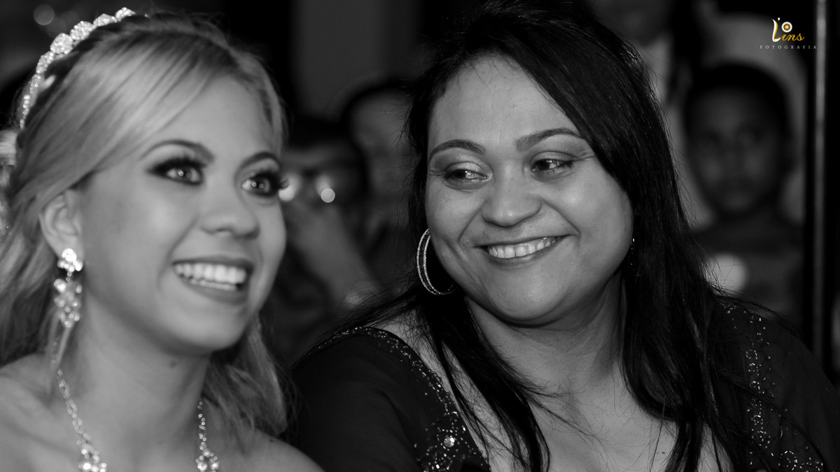 mãe orgulhosa com filha de 15 anos