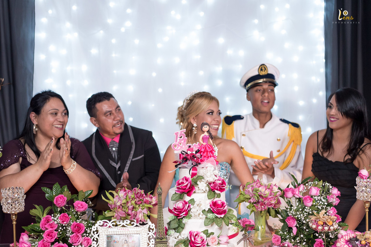 Momento do Parabéns festa de 15 anos