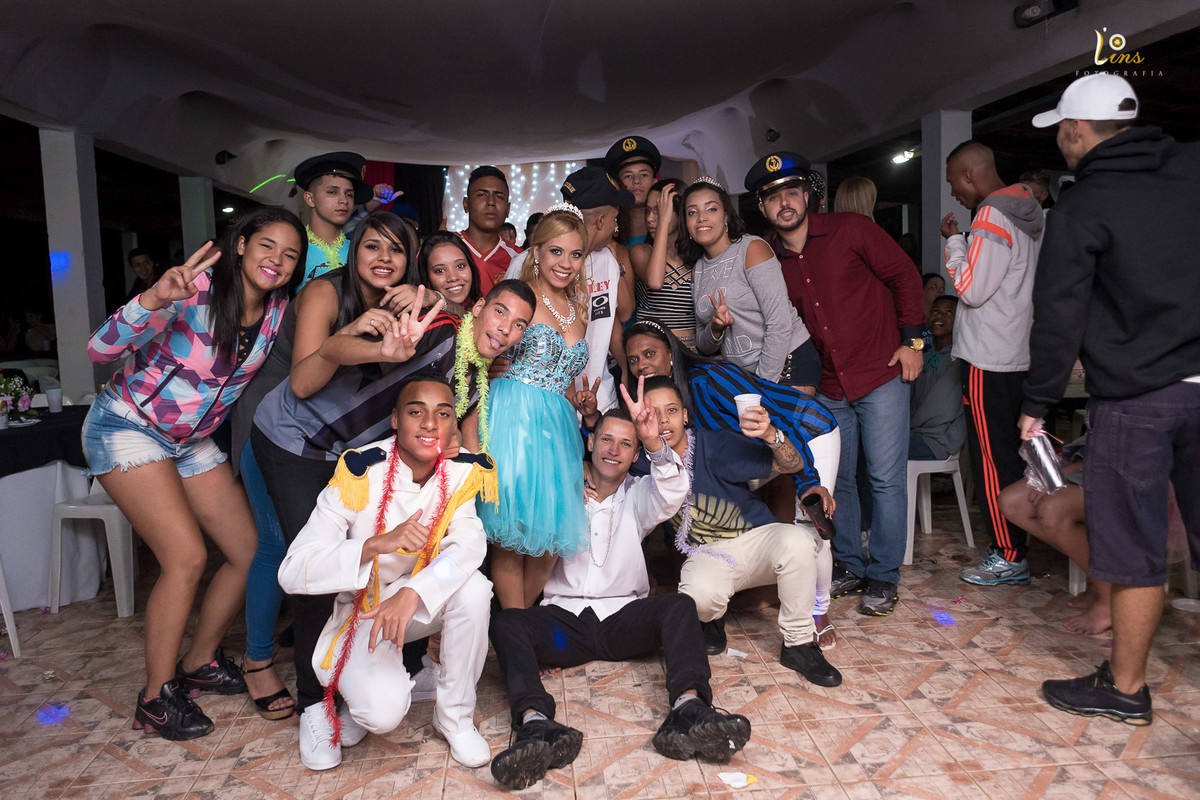 pessoal dançando e se divertindo na festa de 15 anos