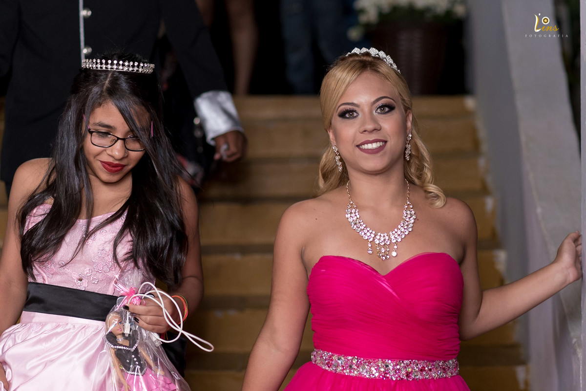 debutante chegando e sorrindo para festa