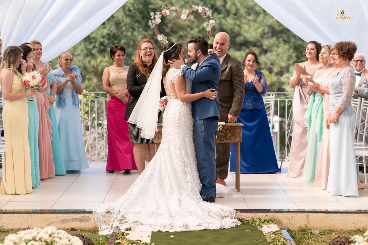 beijo dos recém casados no altar, casamento a luz do dia,  casamento chácara athenas em guarulhos 