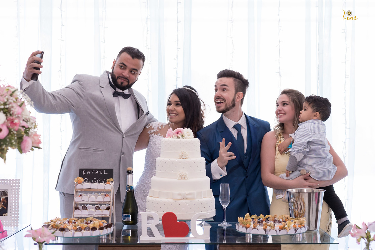 padrinhos  tirando selfie na mesa do bolo, fotografo de casamento em guarulhos