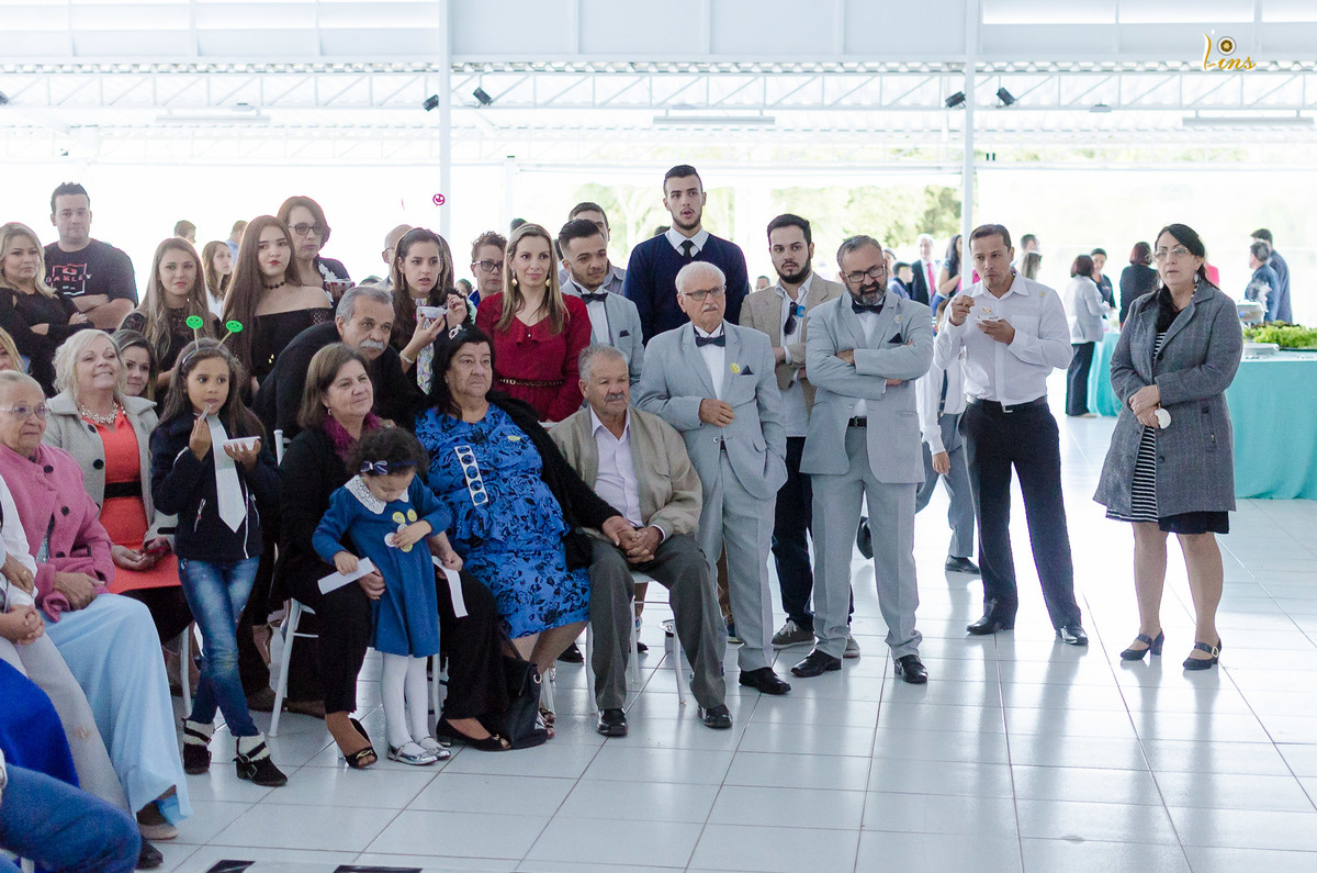 convidados assistindo retrospectiva, salão para festa de casamento em guarulhos 