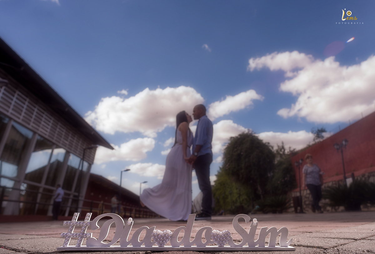 #diadoSim casal se beijando com plaquinha 