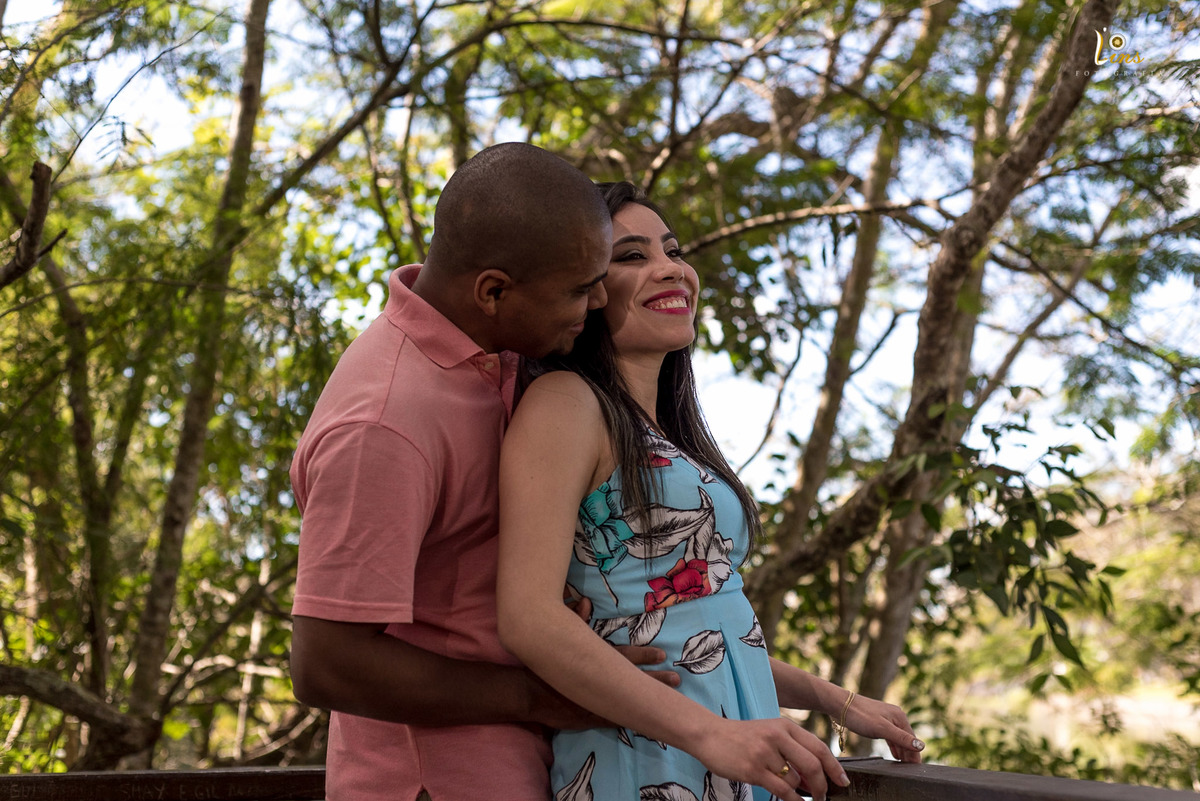 casal de abraçando na ponte de Guararema 