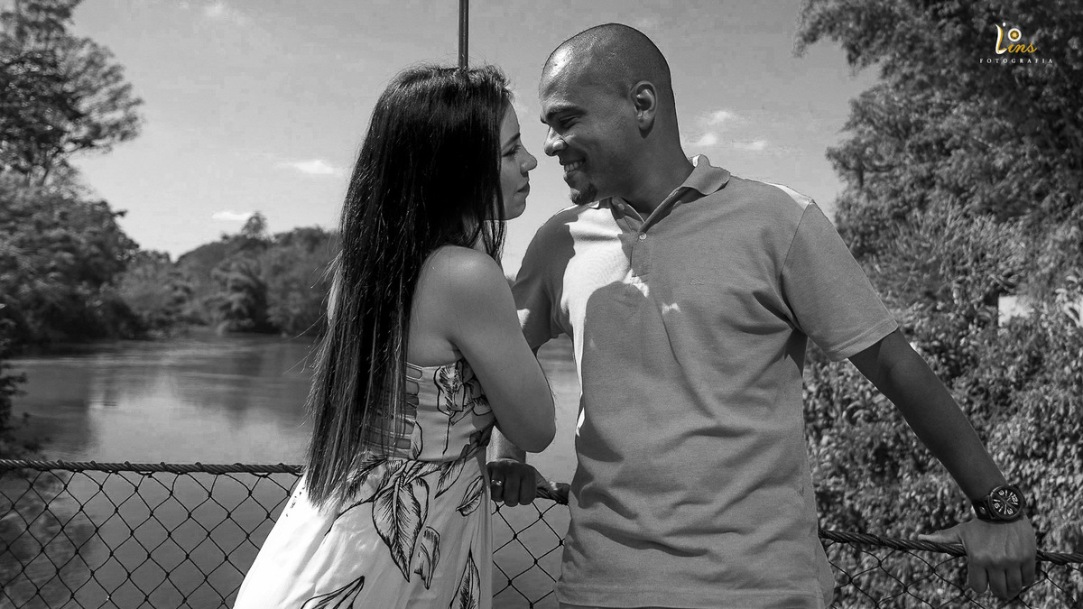 casal se olhando na ponte de Guararema