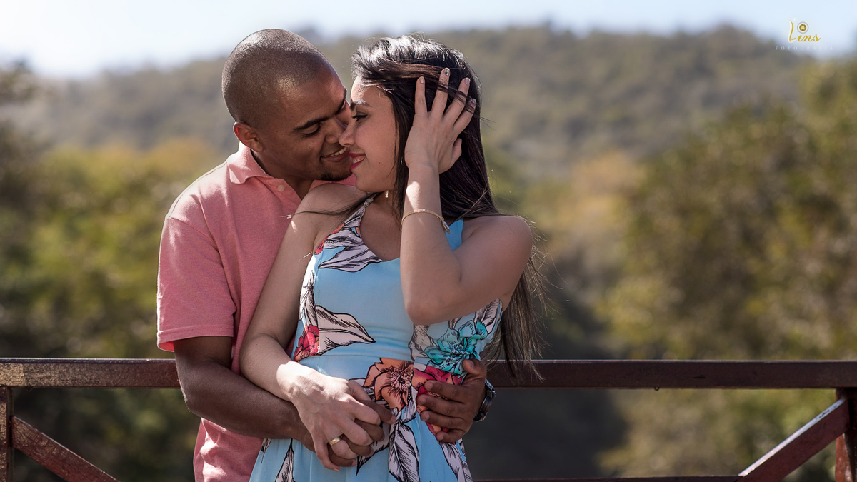 noiva abraçada e arrumando o cabelo 