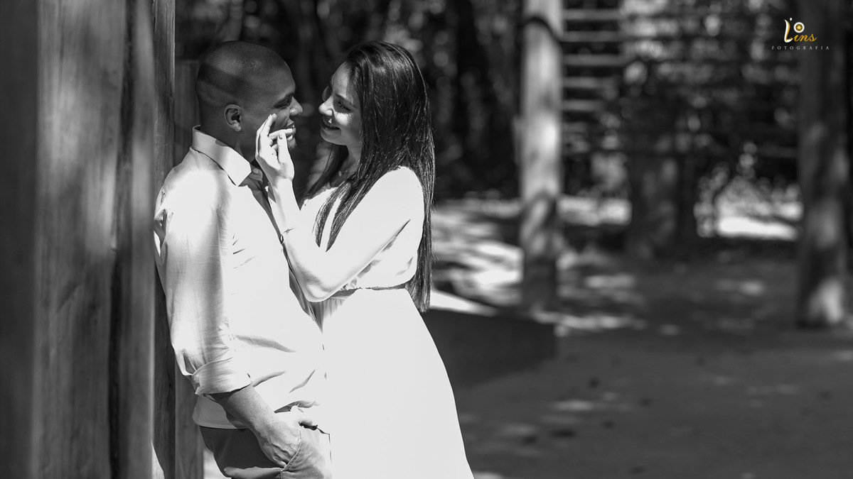 casal fazendo carinho um no outro