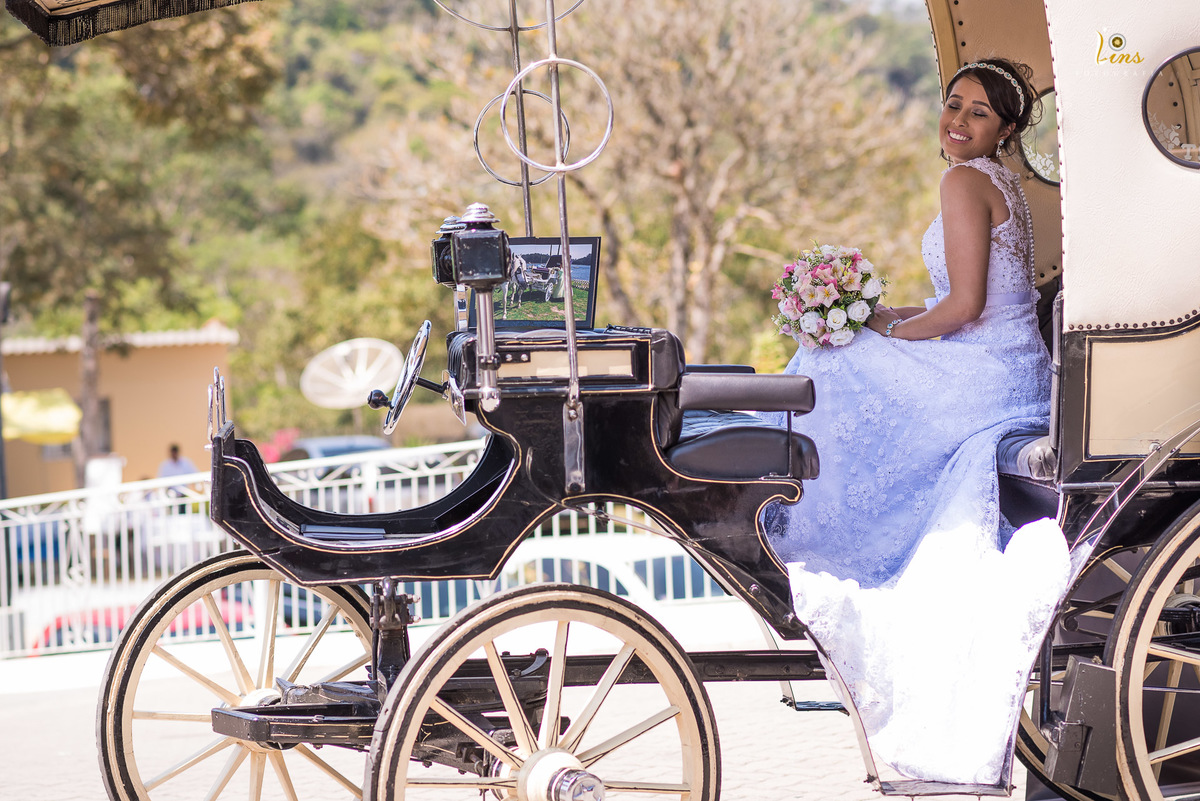 noiva feliz em sua carruagem