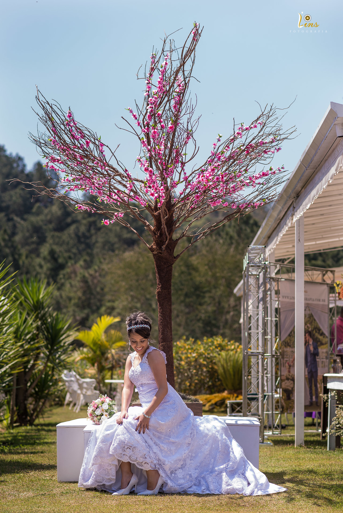 noiva mostrando seu lindo sapato em decoração para casamento