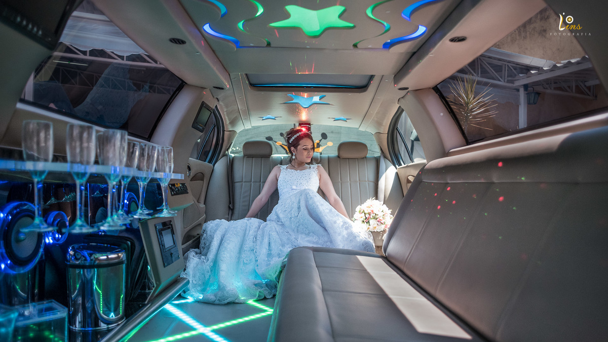 noiva se divertindo dentro dessa linda limousine