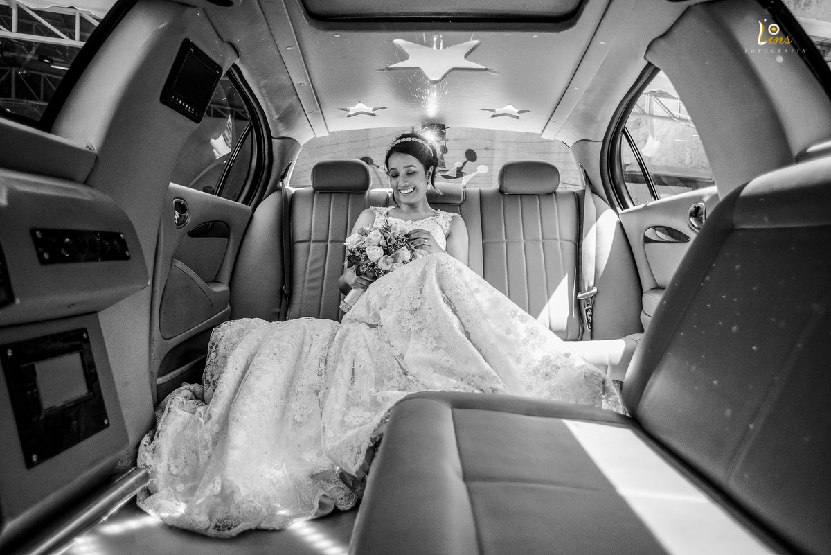 noiva admirando seu boque dentro de limousine