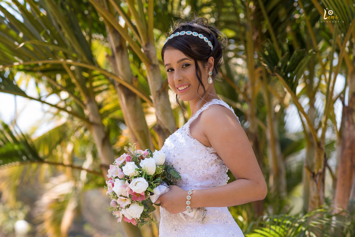 noiva com lindo vestido para casamento