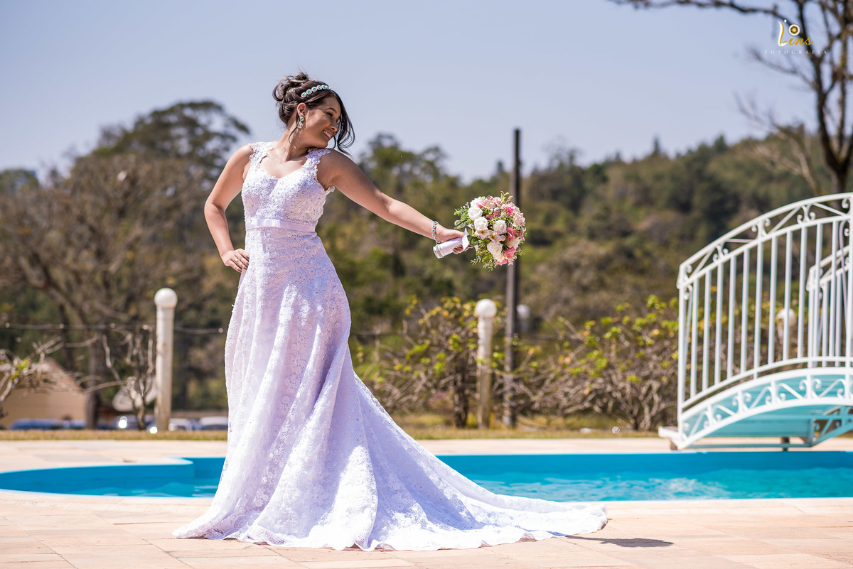 noiva jogando boque em frente a piscina