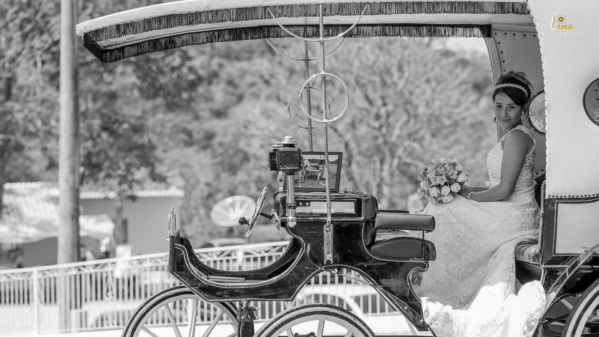 noiva chegando em carruagem para casamento