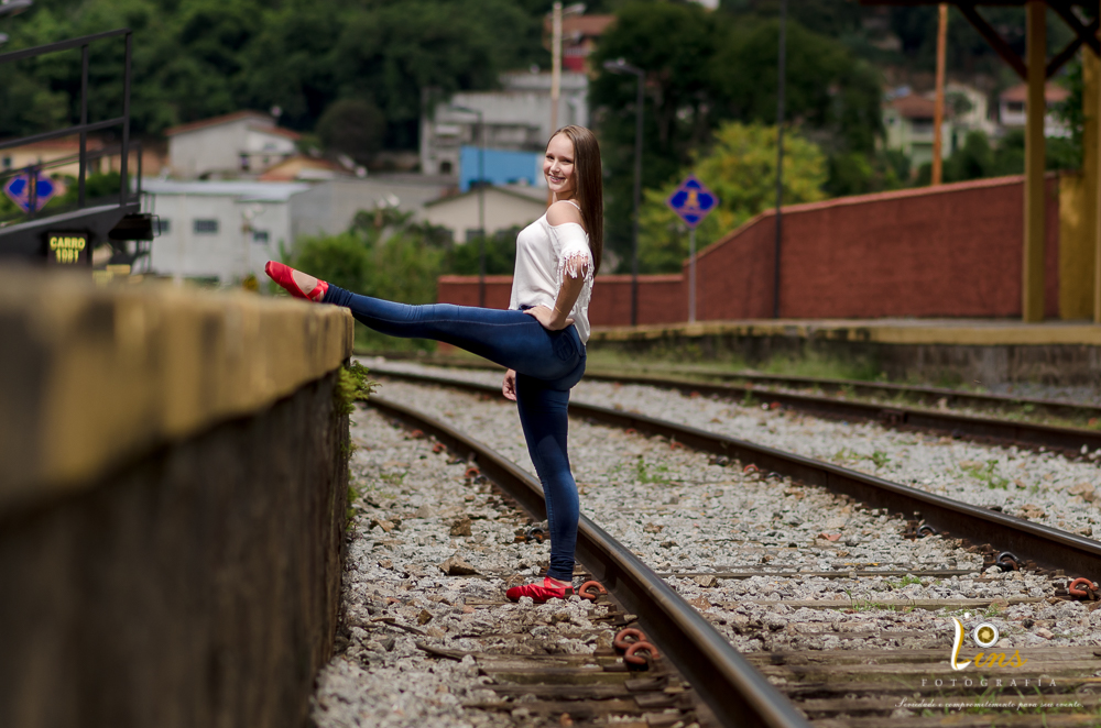 debutante bailarina em trilho do trem