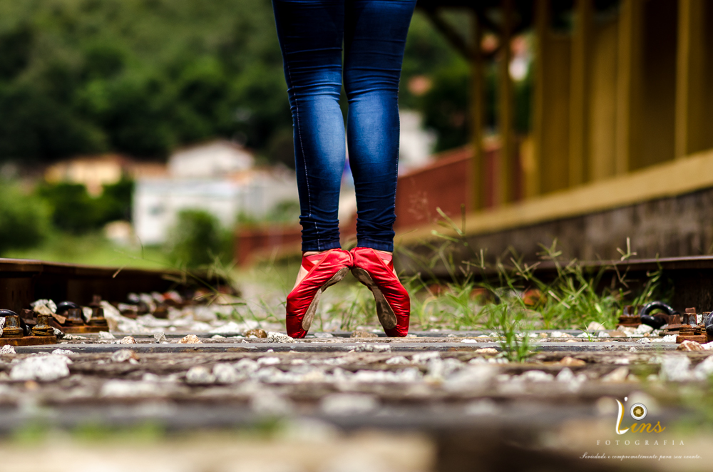 debutante bailarina em trilho do trem guararema